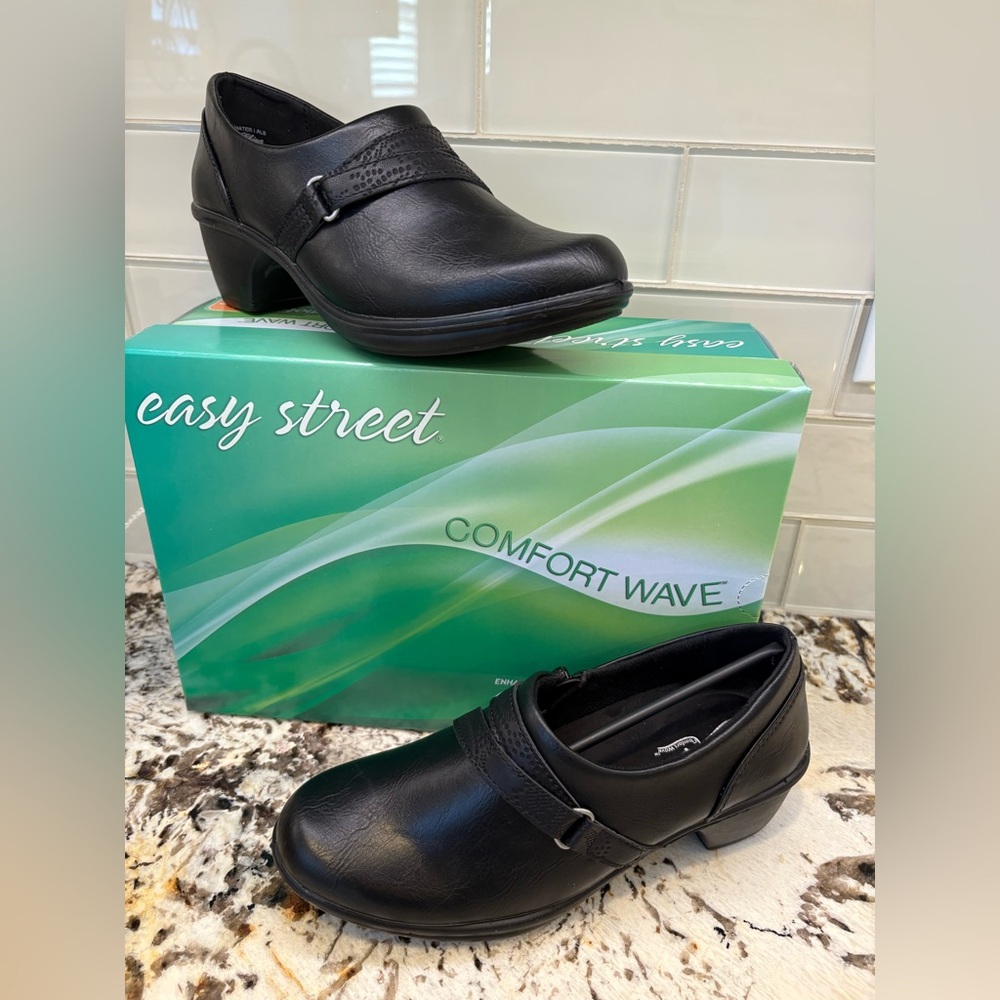 New size 8 Easy Street shootie.